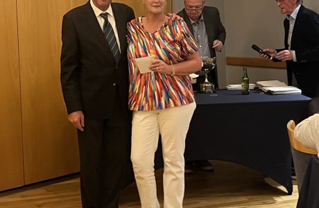 Lynn Barrett winner Captain's Prize to Ladies